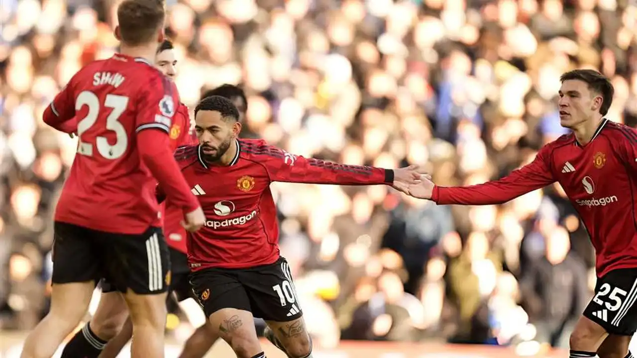 التعثرات مستمرة.. مانشستر يونايتد يتعادل مع ليدز في الدوري الإنجليزي